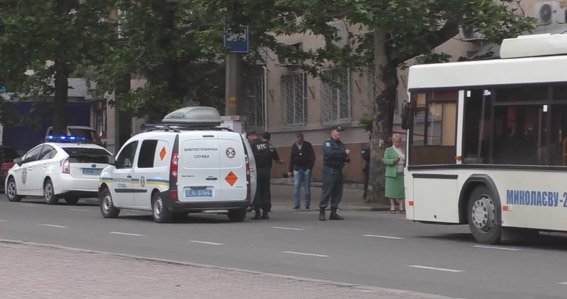 В николаевском троллейбусе милиция искала взрывчатку (ФОТО) (фото) - фото 4 В николаевском троллейбусе милиция искала взрывчатку (ФОТО) (фото) - фото 4