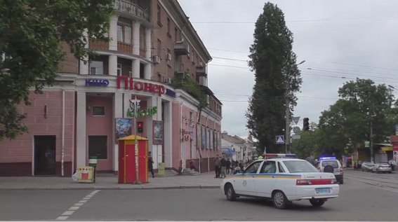В николаевском троллейбусе милиция искала взрывчатку (ФОТО) (фото) - фото 3 В николаевском троллейбусе милиция искала взрывчатку (ФОТО) (фото) - фото 3