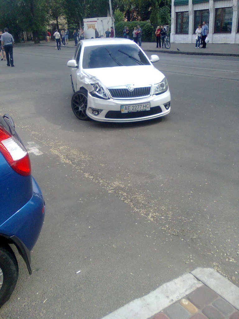 В Днепропетровске в студенческом районе столкнулись несколько авто (ФОТО) (фото) - фото 1