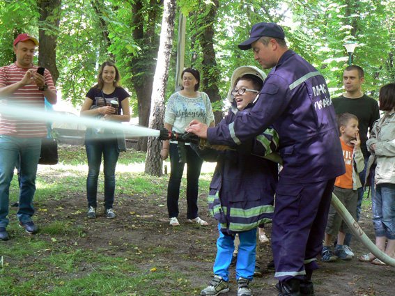 Діти спробували себе у ролі рятувальників (ФОТО) (фото) - фото 2 Діти спробували себе у ролі рятувальників (ФОТО) (фото) - фото 2