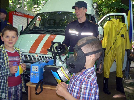 Діти спробували себе у ролі рятувальників (ФОТО) (фото) - фото 7 Діти спробували себе у ролі рятувальників (ФОТО) (фото) - фото 7