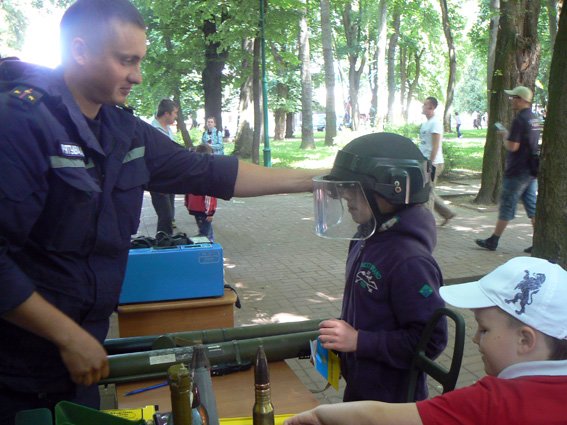 Діти спробували себе у ролі рятувальників (ФОТО) (фото) - фото 5 Діти спробували себе у ролі рятувальників (ФОТО) (фото) - фото 5