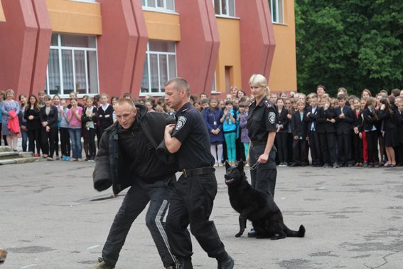 Рівненські міліціонери провели учням уроки «безпечних канікул» (+ФОТО) (фото) - фото 3 Рівненські міліціонери провели учням уроки «безпечних канікул» (+ФОТО) (фото) - фото 3