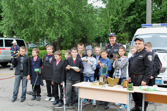 Рівненські міліціонери провели учням уроки «безпечних канікул» (+ФОТО) (фото) - фото 2 Рівненські міліціонери провели учням уроки «безпечних канікул» (+ФОТО) (фото) - фото 2