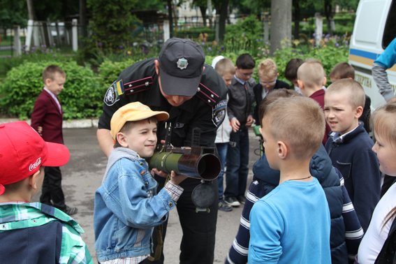 Рівненські міліціонери провели учням уроки «безпечних канікул» (+ФОТО) (фото) - фото 7 Рівненські міліціонери провели учням уроки «безпечних канікул» (+ФОТО) (фото) - фото 7