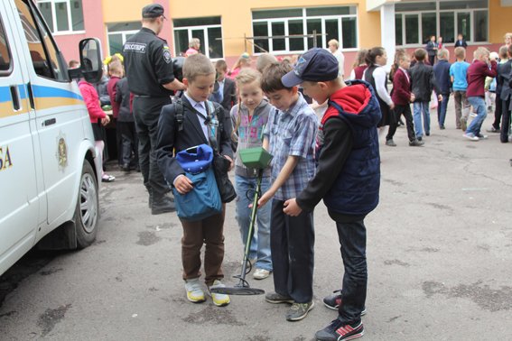 Рівненські міліціонери провели учням уроки «безпечних канікул» (+ФОТО) (фото) - фото 6 Рівненські міліціонери провели учням уроки «безпечних канікул» (+ФОТО) (фото) - фото 6