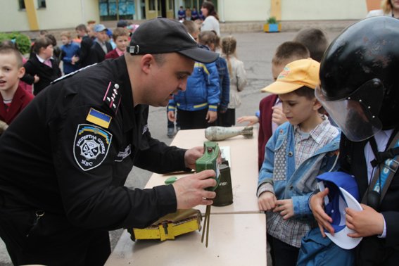 Рівненські міліціонери провели учням уроки «безпечних канікул» (+ФОТО) (фото) - фото 5 Рівненські міліціонери провели учням уроки «безпечних канікул» (+ФОТО) (фото) - фото 5