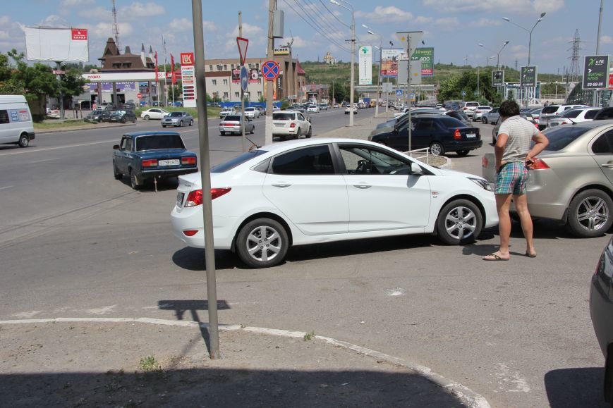 На перекрестке у бизнес-центра «Волгоград-Сити» столкнулись два автомобиля, фото-2
