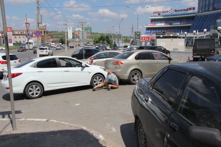 На перекрестке у бизнес-центра «Волгоград-Сити» столкнулись два автомобиля, фото-1