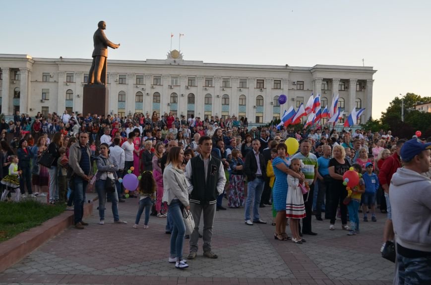 День симферополя. Концерт Симферополь площадь Ленина. Симферополь праздник с днем города. День города Симферополь концерт. Концерт Симферополь площадь Ленина 2012.