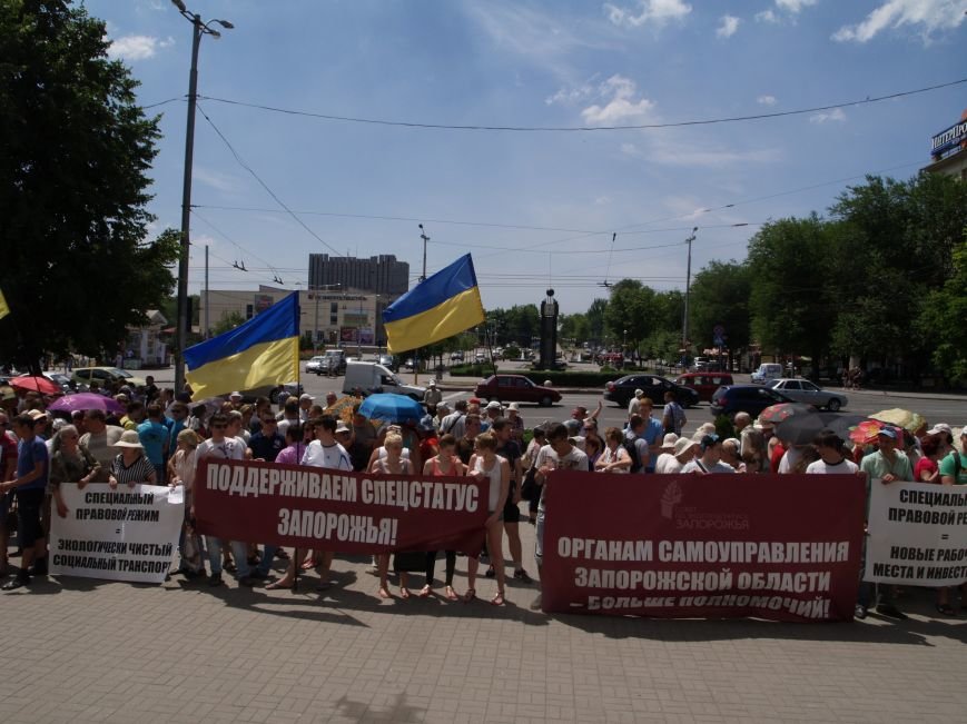 Запорожцы под стенами горсовета требуют от депутатов поддержать зак... Запорожцы под стенами горсовета требуют от депутатов поддержать законопроект о спецстатусе региона (ФОТО) (фото) - фото 3