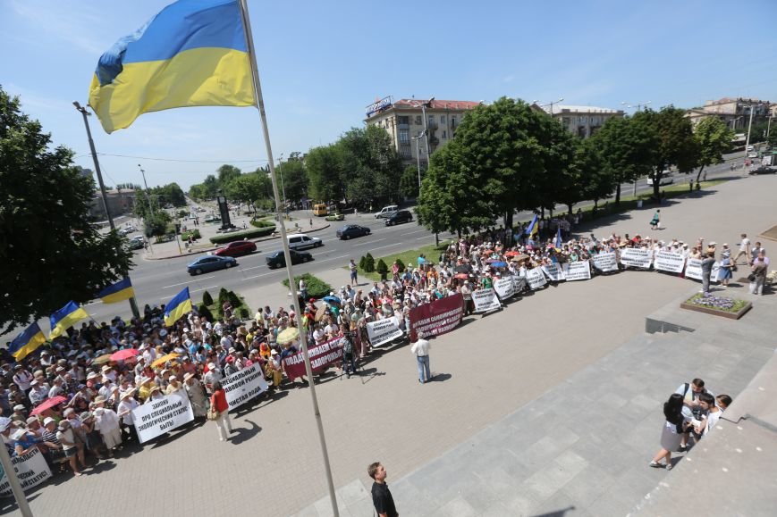 Запорожцы под стенами горсовета требуют от депутатов поддер..., фото-1 Запорожцы под стенами горсовета требуют от депутатов поддержать законопроект о спецстатусе региона (ФОТО), фото-1