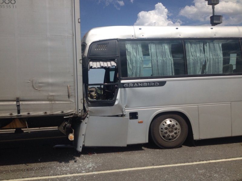 Под Волгоградом автобус с детьми врезался в грузовик, фото-2