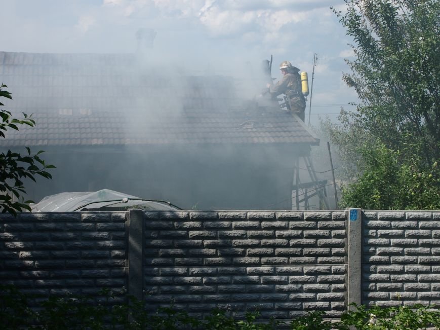 В Днепродзержинске во дворе частного дома случился пожар (фото) - ф... В Днепродзержинске во дворе частного дома случился пожар (фото) - фото 4