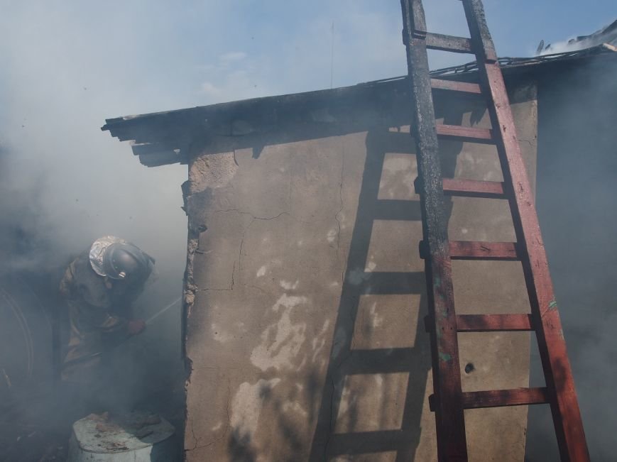 В Днепродзержинске во дворе частного дома случился пожар (фото) - ф... В Днепродзержинске во дворе частного дома случился пожар (фото) - фото 1