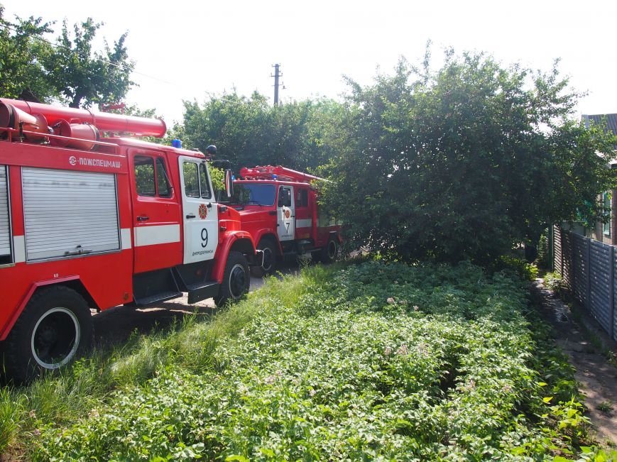 В Днепродзержинске во дворе частного дома случился пожар (фото) - ф... В Днепродзержинске во дворе частного дома случился пожар (фото) - фото 6