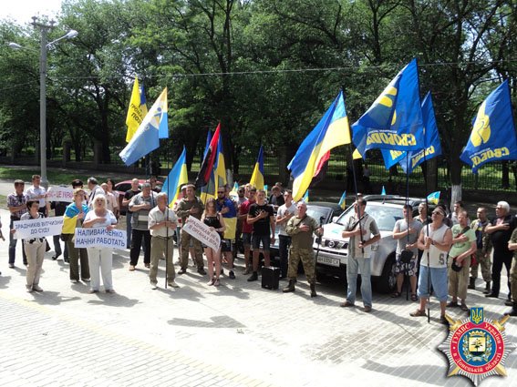 В Краматорске общественность протестует против восстановления через... В Краматорске общественность протестует против восстановления через суд милиционера (фото) - фото 2