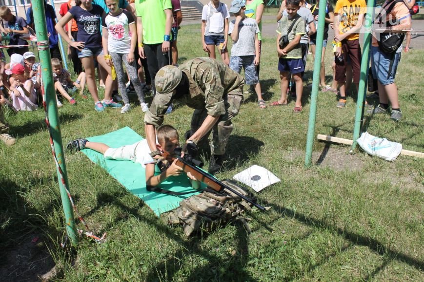 В Кривом Роге: вырезали часть забора на стадионе, задержали вора-ре... В Кривом Роге: вырезали часть забора на стадионе, задержали вора-рецидивиста, провели урок патриотического воспитания для детей (фото) - фото 1