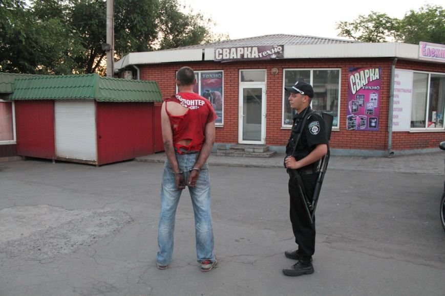 В Кривом Роге: вырезали часть забора на стадионе, задержали вора-ре... В Кривом Роге: вырезали часть забора на стадионе, задержали вора-рецидивиста, провели урок патриотического воспитания для детей (фото) - фото 2