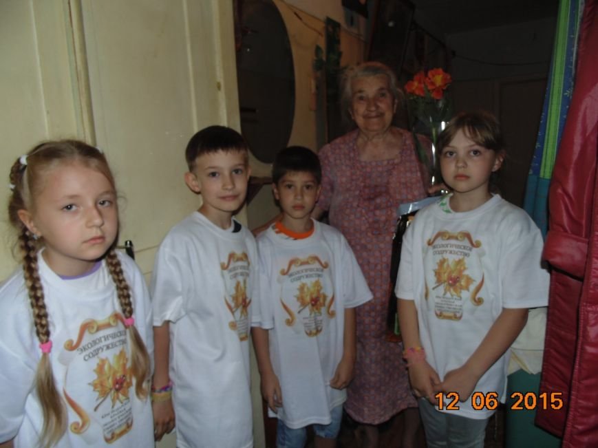 Старшие экологи-добровольцы поздравили тружеников тыла с Днём России!, фото-1
