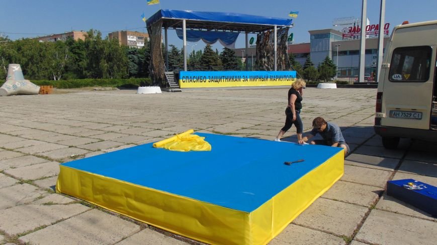 В Мариуполе строят трибуну для Авакова и Турчинова? (ФОТОФАКТ) (фото) - фото 1 В Мариуполе строят трибуну для Авакова и Турчинова? (ФОТОФАКТ) (фото) - фото 1