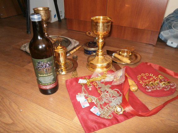 В Николаеве воры вломились в церковь и вынесли иконы (фото) - фото 1 В Николаеве воры вломились в церковь и вынесли иконы (фото) - фото 1