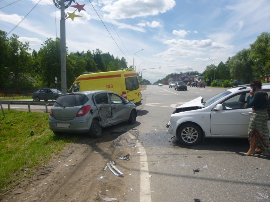 В Красной Пахре на 45- км Калужского шоссе произошло ДТП с пострада... В Красной Пахре на 45- км Калужского шоссе произошло ДТП с пострадавшими (фото) - фото 2