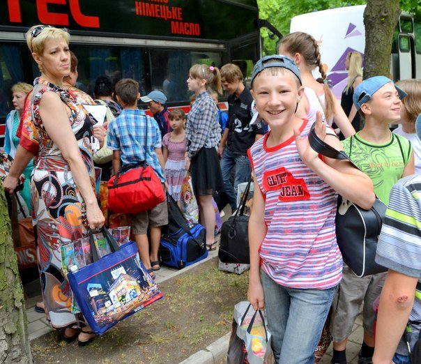 Сегодня 500 детей из ДНР отправились на отдых в Крым (ФОТО) (фото)... Сегодня 500 детей из ДНР отправились на отдых в Крым (ФОТО) (фото) - фото 4