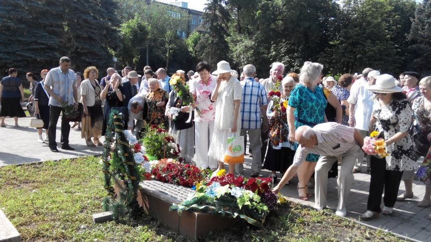 В Краматорске в День скорби у Вечного огня возложили цветы (ФОТО и... В Краматорске в День скорби у Вечного огня возложили цветы (ФОТО и ВИДЕО) (фото) - фото 5