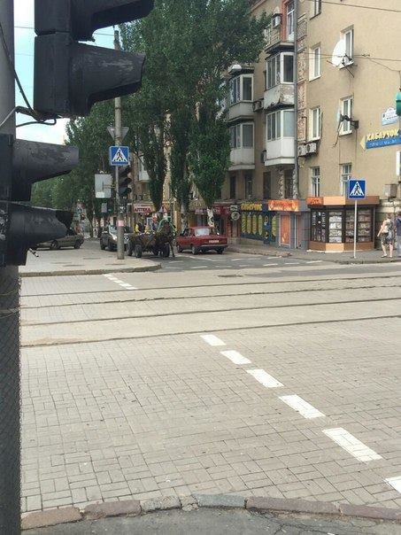По центру Донецка ездит гужевой транспорт (ФОТОФАКТ) (фото) - фото 1 По центру Донецка ездит гужевой транспорт (ФОТОФАКТ) (фото) - фото 1