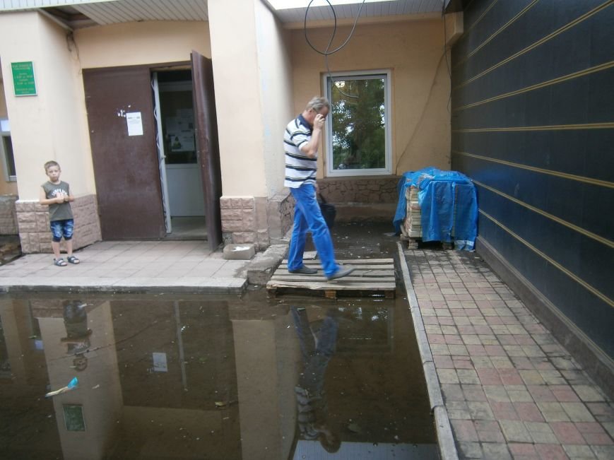 В Димитрове почистили ливневую систему водоотвода в м-не «Светлый»... В Димитрове почистили ливневую систему водоотвода в м-не «Светлый» (фото) - фото 9