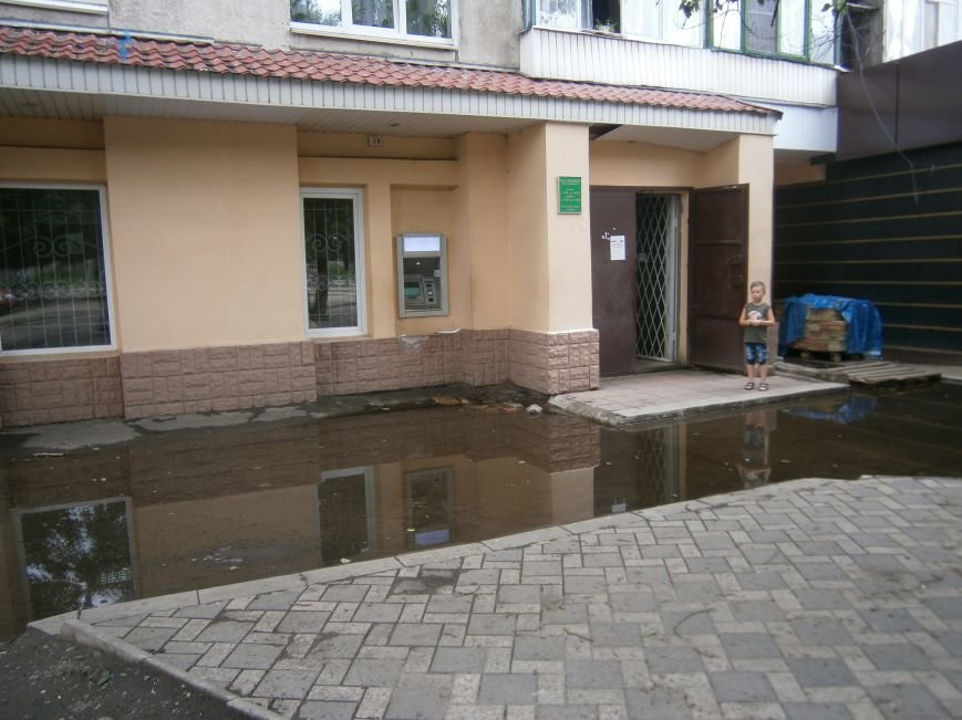 В Димитрове почистили ливневую систему водоотвода в м-не «Светлый»... В Димитрове почистили ливневую систему водоотвода в м-не «Светлый» (фото) - фото 10