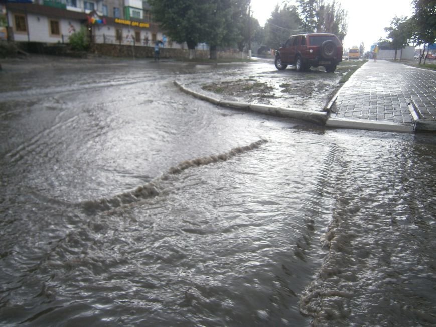 В Димитрове почистили ливневую систему водоотвода в м-не «Светлый»... В Димитрове почистили ливневую систему водоотвода в м-не «Светлый» (фото) - фото 1