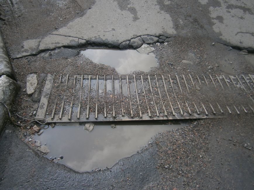 В Димитрове почистили ливневую систему водоотвода в м-не «Светлый»... В Димитрове почистили ливневую систему водоотвода в м-не «Светлый» (фото) - фото 2