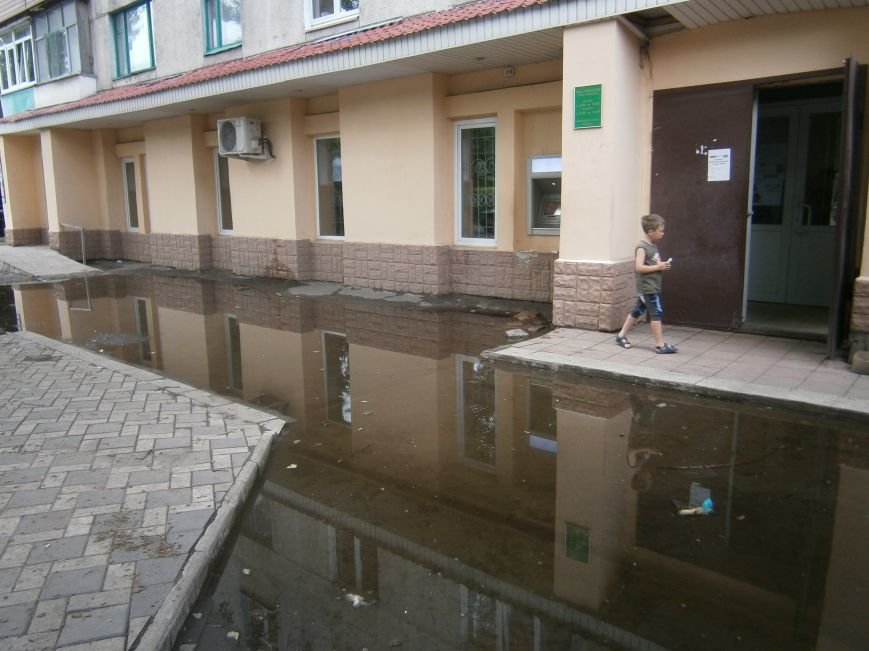 В Димитрове почистили ливневую систему водоотвода в м-не «Светлый»... В Димитрове почистили ливневую систему водоотвода в м-не «Светлый» (фото) - фото 8