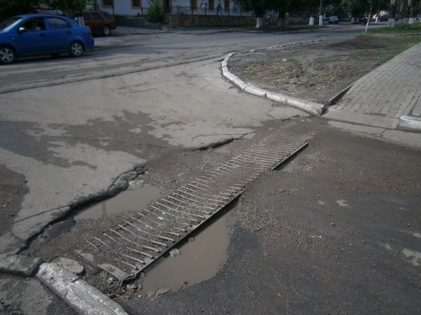 В Димитрове почистили ливневую систему водоотвода в м-не «Светлый»... В Димитрове почистили ливневую систему водоотвода в м-не «Светлый» (фото) - фото 4