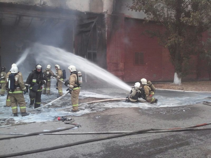 Восемь пожарных расчетов ликвидировали горение на заводе «Красный октябрь», фото-4