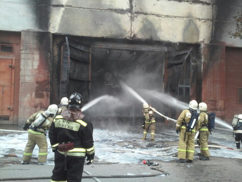 Восемь пожарных расчетов ликвидировали горение на заводе «Красный октябрь», фото-1
