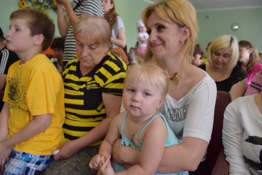 В Николаеве семьям вынужденных переселенцев передали аптечки и сладости (ФОТО) (фото) - фото 3 В Николаеве семьям вынужденных переселенцев передали аптечки и сладости (ФОТО) (фото) - фото 3
