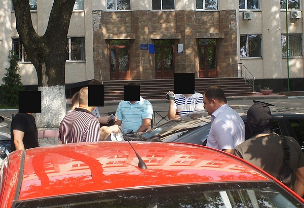 В Николаеве на крупной взятке попался налоговый инспектор (ФОТО) (ф... В Николаеве на крупной взятке попался налоговый инспектор (ФОТО) (фото) - фото 4