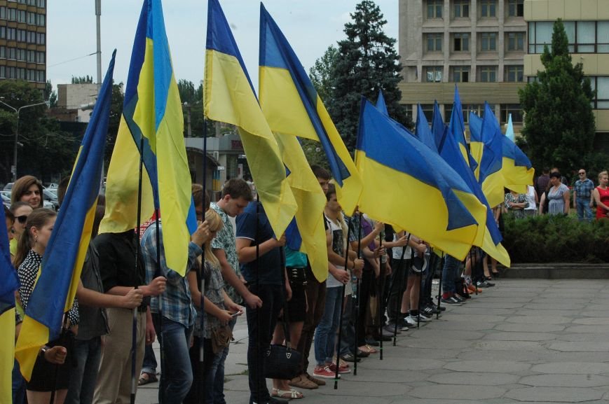 В Запорожье митинг ко Дню Конституции прошел под знаменами..., фото-1 В Запорожье митинг ко Дню Конституции прошел под знаменами Украины и президентской партии (ФОТО), фото-1