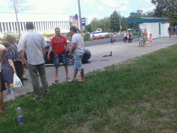 На Юбилейной «Мазда» вылетела на тротуар, с девушкой-пешеходом случ... На Юбилейной «Мазда» вылетела на тротуар, с девушкой-пешеходом случился шок (ФОТОФАКТ) (фото) - фото 1