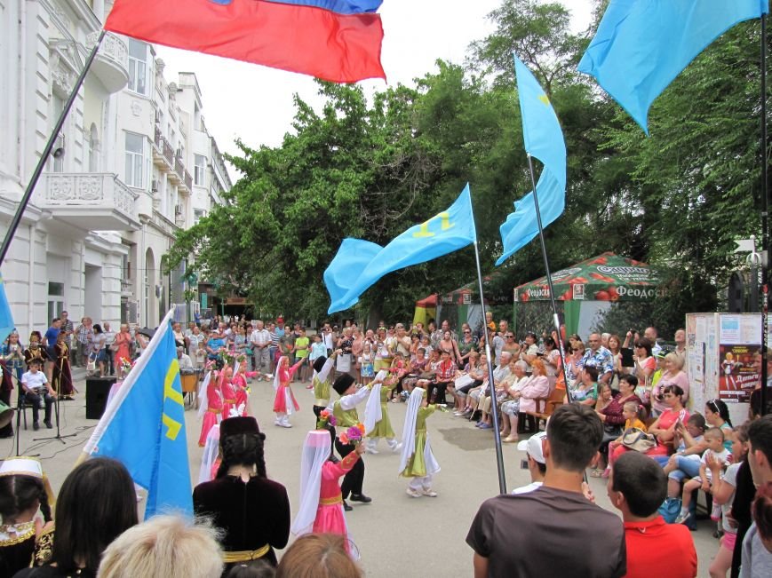 В Феодосии отметили День крымскотатарского флага (Фото, видео), фото-5 В Феодосии отметили День крымскотатарского флага (Фото, видео), фото-5