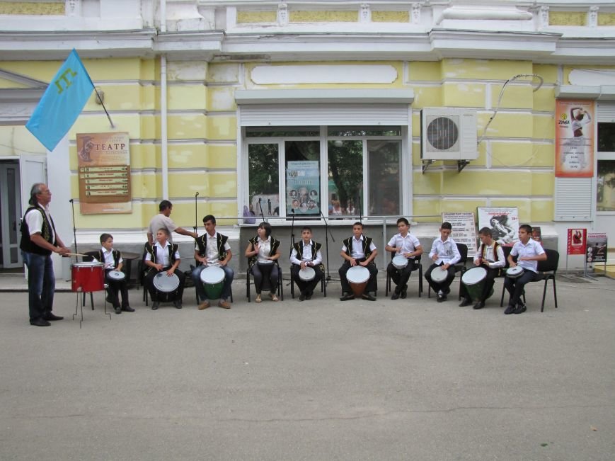 В Феодосии отметили День крымскотатарского флага (Фото, видео), фото-2 В Феодосии отметили День крымскотатарского флага (Фото, видео), фото-2