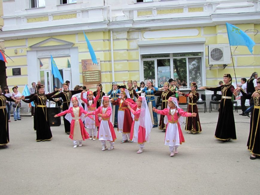 В Феодосии отметили День крымскотатарского флага (Фото, видео), фото-4 В Феодосии отметили День крымскотатарского флага (Фото, видео), фото-4