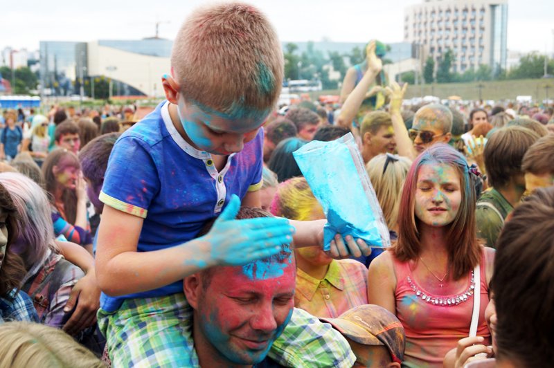 Белгородцы отпраздновали День молодёжи в крсках Холи и с известными артистами (фото) - фото 1