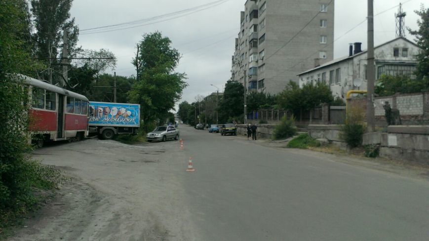 Трамвай столкнулся с грузовиком. ДТП произошло на левом берегу в Дн... Трамвай столкнулся с грузовиком. ДТП произошло на левом берегу в Днепропетровске (ФОТО) (фото) - фото 2