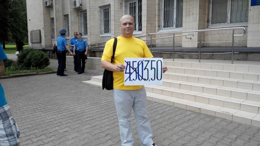 В Краматорске общественность пикетирует исполком: заседание сорвалось из-за недисциплинированности власть имущих (фото) - фото 2 В Краматорске общественность пикетирует исполком: заседание сорвалось из-за недисциплинированности власть имущих (фото) - фото 2