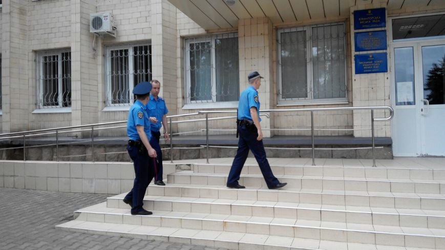 В Краматорске общественность пикетирует исполком: заседание сорвалось из-за недисциплинированности власть имущих (фото) - фото 3 В Краматорске общественность пикетирует исполком: заседание сорвалось из-за недисциплинированности власть имущих (фото) - фото 3