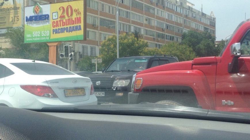 Отключен светофор на центральном перекрёстке в Актау, фото-3 Отключен светофор на центральном перекрёстке в Актау, фото-3